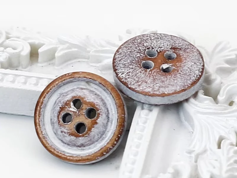 5 buttons in distressed white wood (15mm)