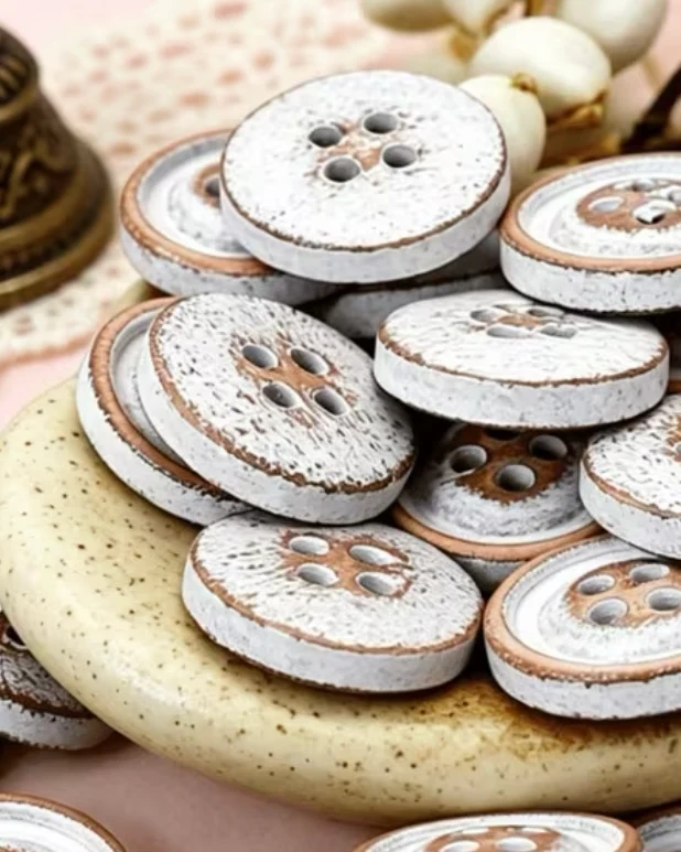 5 buttons in distressed white wood (15mm)