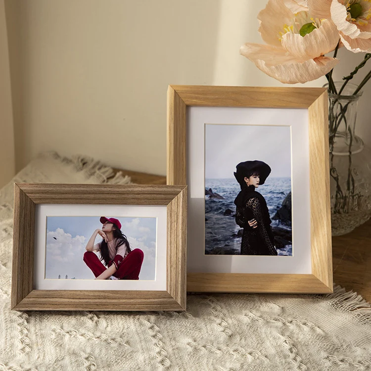 Eleganter Holzrahmen für Wanddisplay