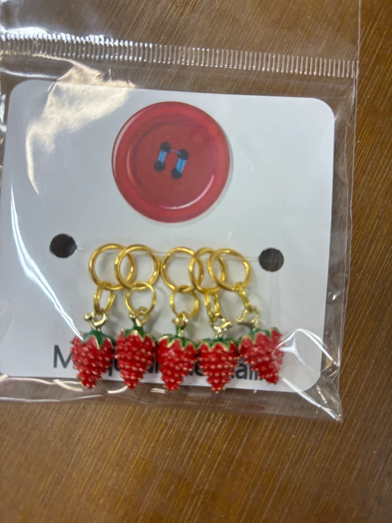 5 metal strawberry-shaped mesh markers