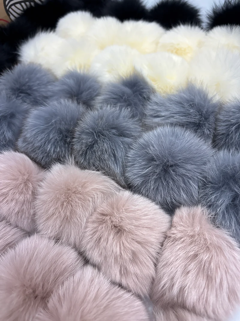Mini fox pompom 9-10cm with elastic