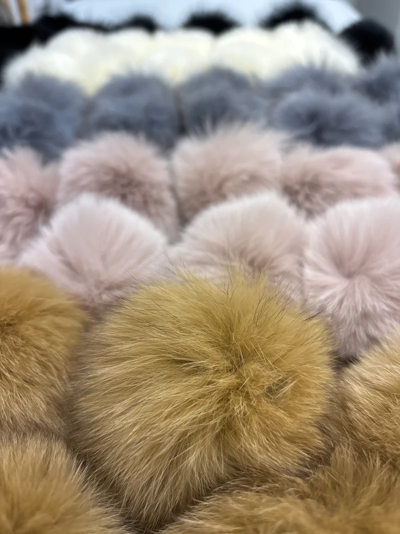 Mini fox pompom 9-10cm with elastic
