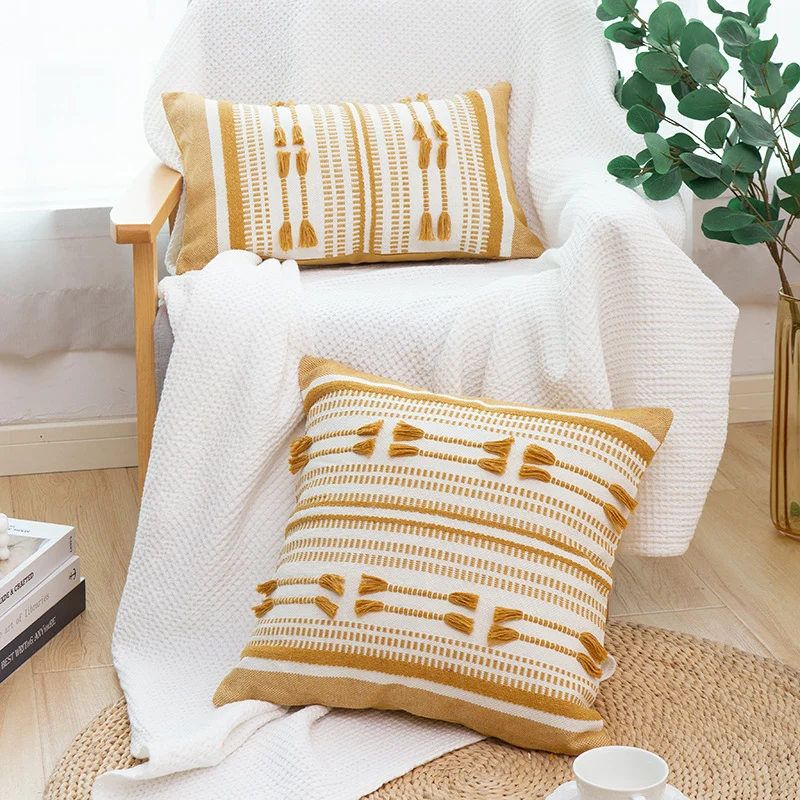 Handgewebter quadratischer Dekokissenbezug mit Tuft‑Applikationen und Boho‑Streifen