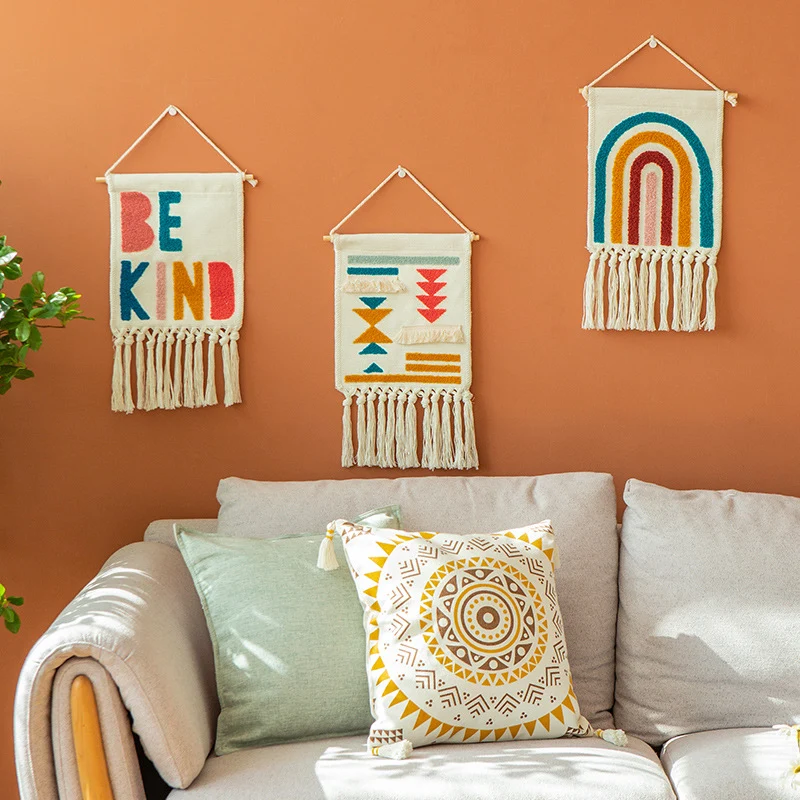 Handgetufteter Wandbehang aus Baumwolle mit Regenbogen‑Motiv und Fransen