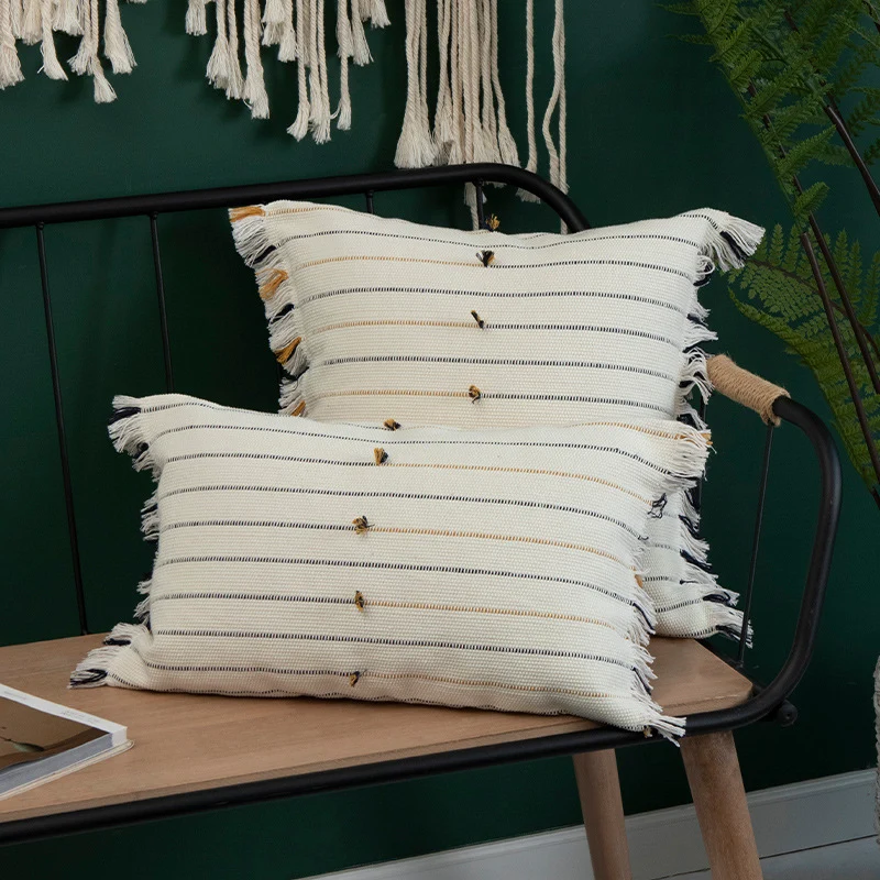 Dekorativer Baumwoll-Kissenbezug mit gestreifter Tuft-Optik und Fransen