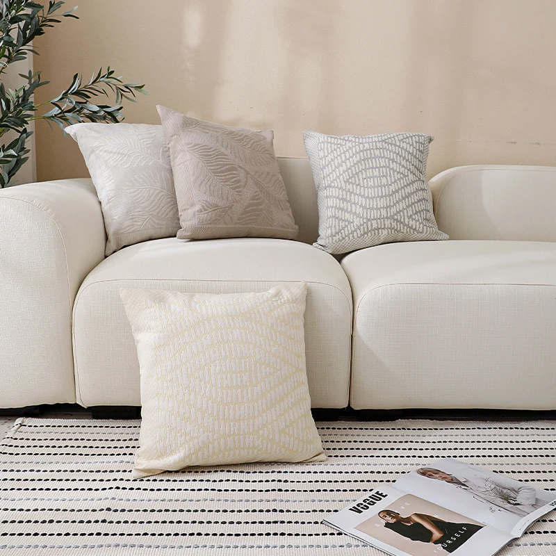 Quadratisches Sofa‑Zierkissen mit feiner gewebter Reliefstruktur und mittigem Kreisornament