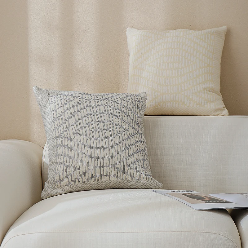 Quadratisches Sofa‑Zierkissen mit feiner gewebter Reliefstruktur und mittigem Kreisornament