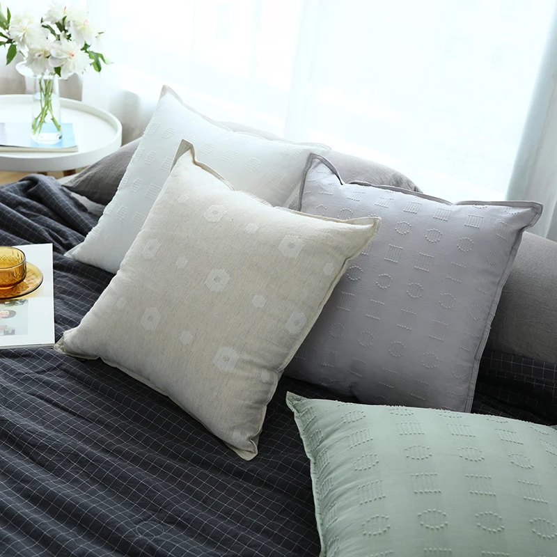 Quadratischer Zierkissenbezug mit dezentem Tuft‑Geometrie‑Relief und Paspelierung