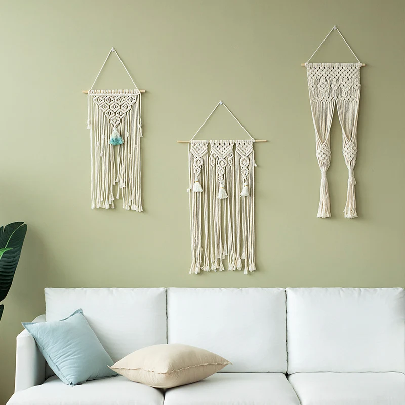 Handgefertigter Makramee‑Wandbehang mit langen Quasten und Holzstab