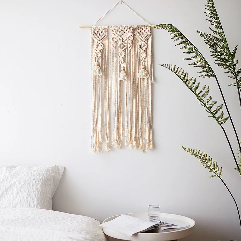 Handgefertigter Makramee‑Wandbehang mit langen Quasten und Holzstab