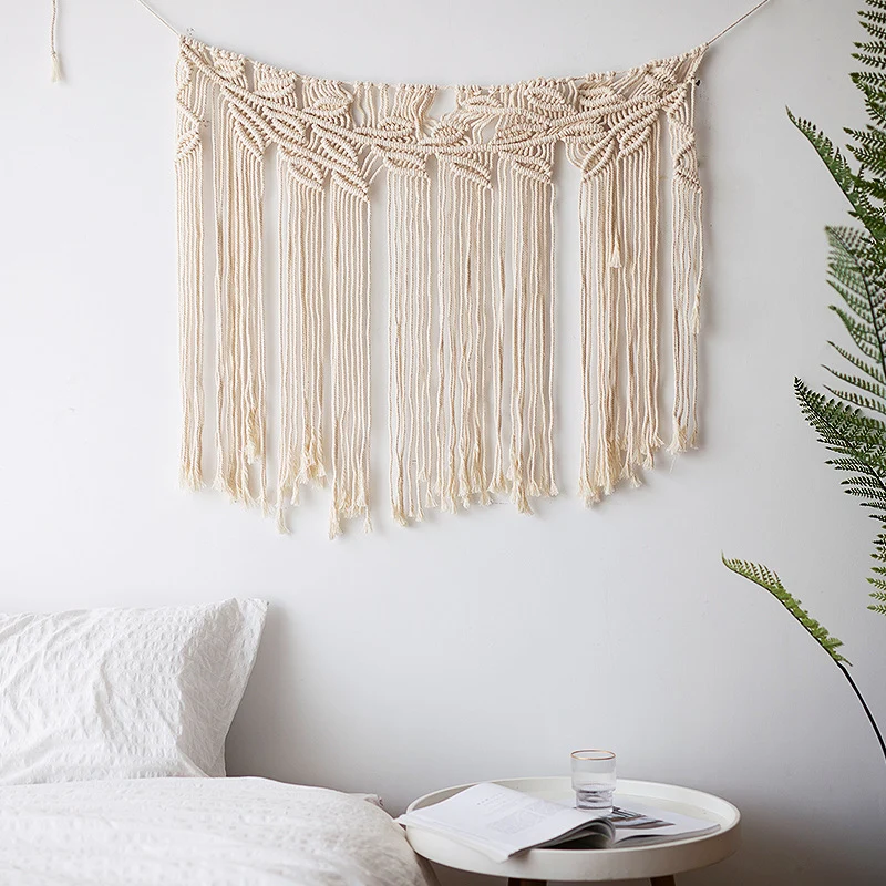 Handgefertigter Makramee‑Wandbehang mit langen Quasten und Holzstab