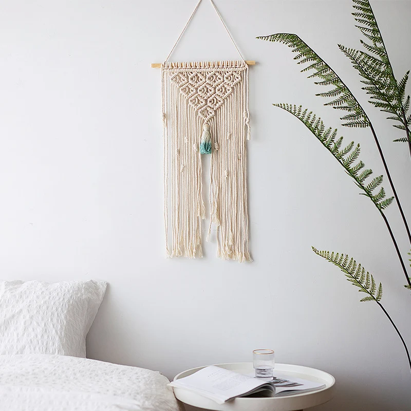 Handgefertigter Makramee‑Wandbehang mit langen Quasten und Holzstab