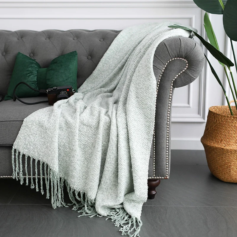 Grobgewebte Wohndecke mit Fischgrät‑Jacquard und langen Fransen