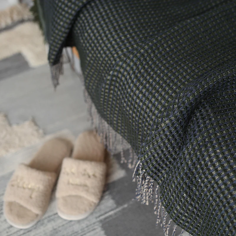 Grobgewebte Wohndecke mit Fischgrät‑Jacquard und langen Fransen