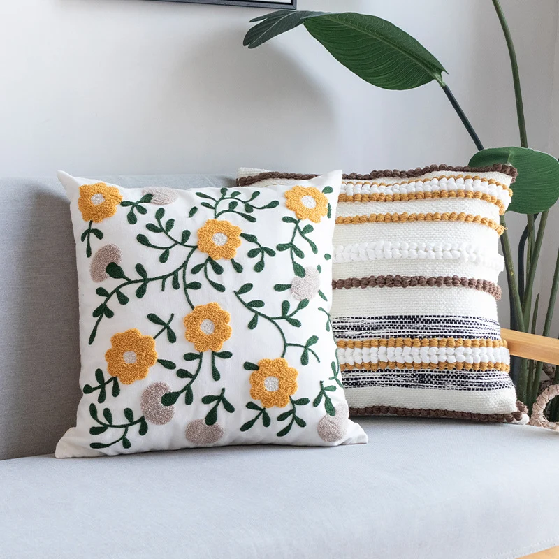 Bestickter quadratischer Kissenbezug aus Baumwoll-Leinen mit Tuft-Blumenapplikation