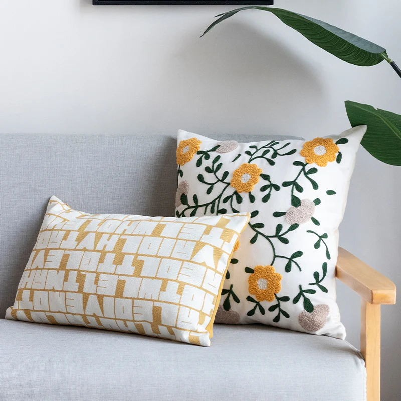 Bestickter quadratischer Kissenbezug aus Baumwoll-Leinen mit Tuft-Blumenapplikation