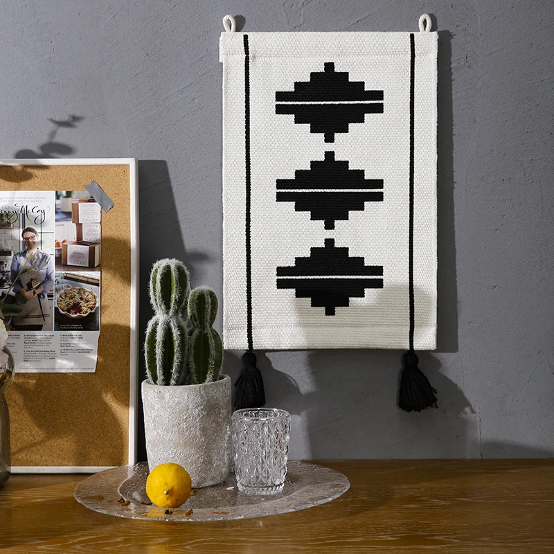 Gewebter Wandbehang im minimalistischen Geo‑Muster mit Zierquasten und Aufhängeschlaufen