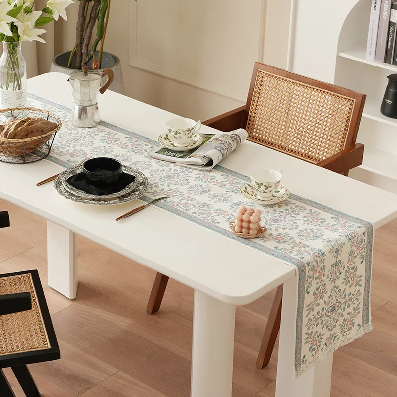 Jacquard-Tischläufer mit floralem Bordürenmuster und Fransen
