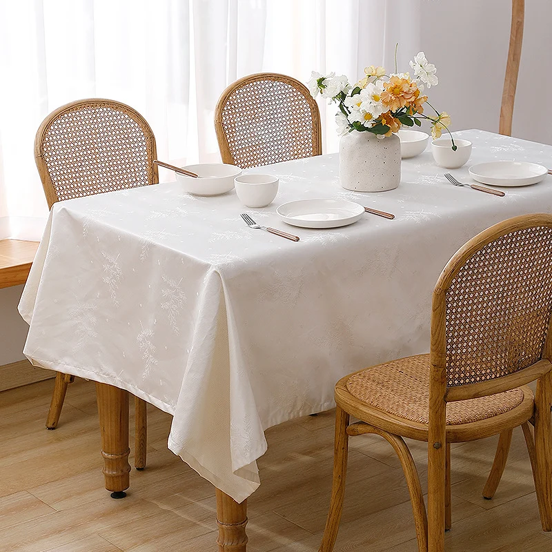 Jacquard-Tischdecke mit filigranem Schneeflockenrelief