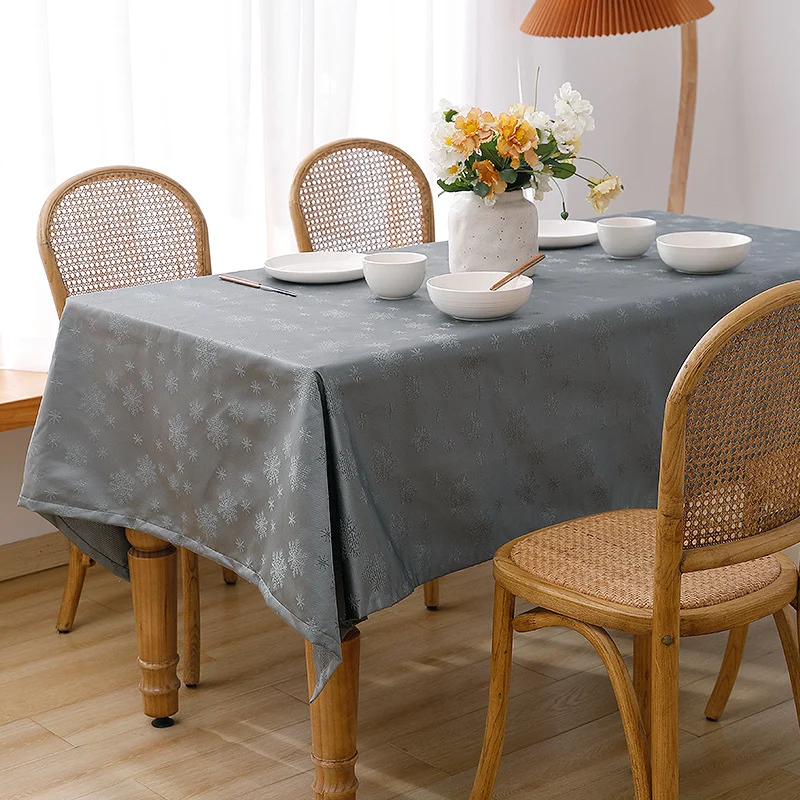 Jacquard-Tischdecke mit filigranem Schneeflockenrelief