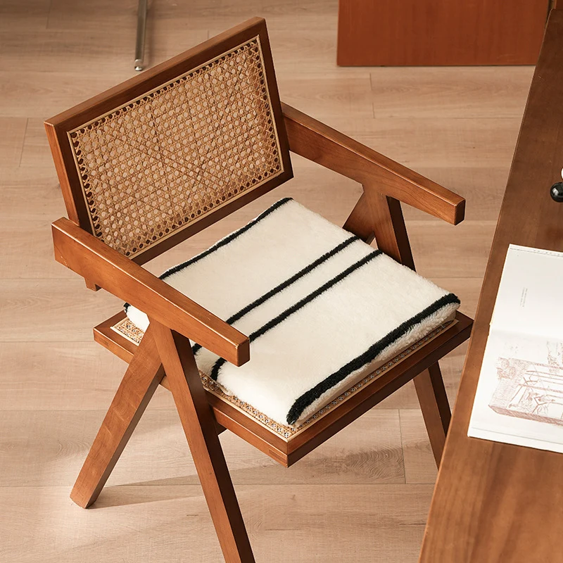 Hochflor-Flauschdecke mit kontrastierenden Streifen und weicher Sherpa-Oberfläche