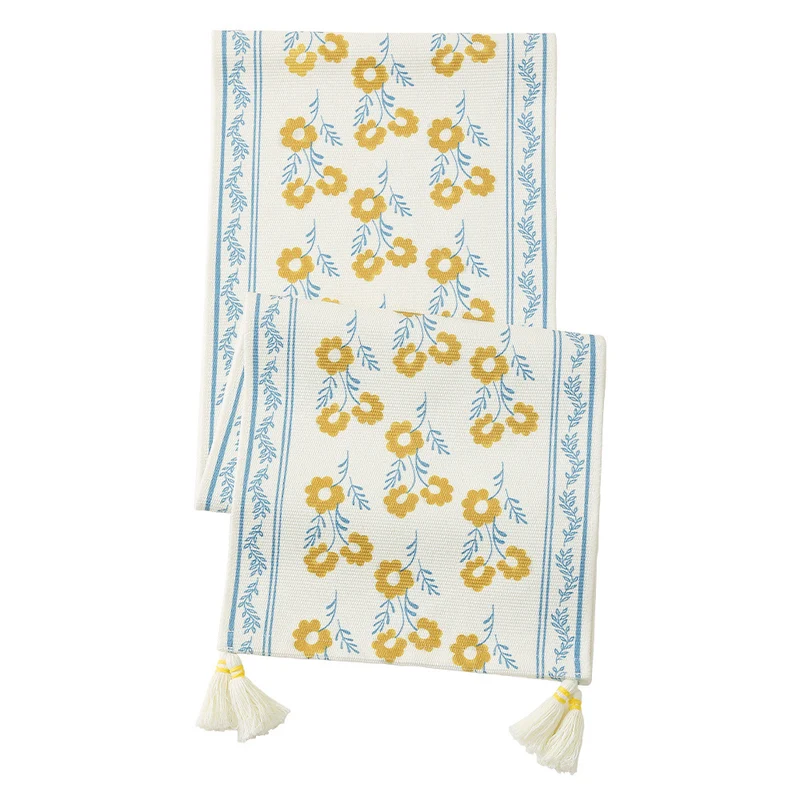 Handgewebter Baumwoll-Tischläufer im Landhausstil mit zarten Blumenmotiven und Quasten