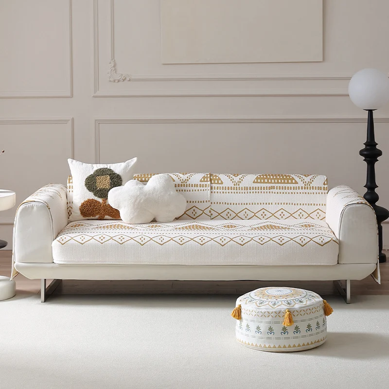 Stretch-Sofaschutzbezug mit gewebtem Ethno-Jacquard und Anti-Rutsch