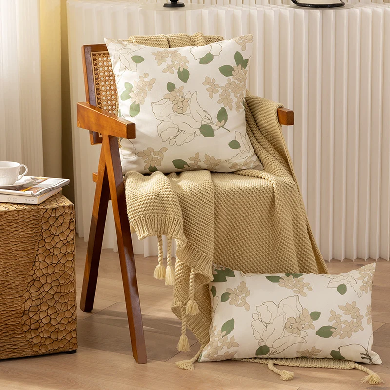 Rechteckiges Zierkissen mit skizzenhaftem Blumenprint und feiner Leinenoptik