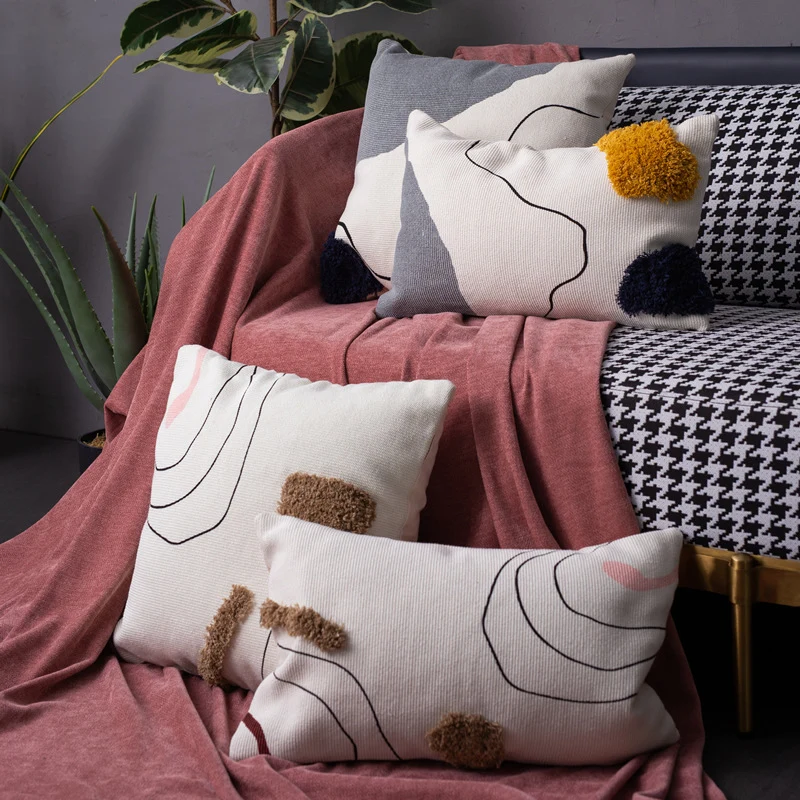 Gewebter Dekokissenbezug im abstrakt-minimalistischen Scandi‑Look mit handtufteten Applikationen