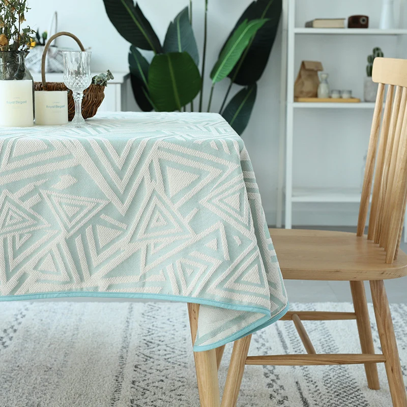 Gewebte Jacquard‑Tischdecke mit geometrischem Dreiecks‑Muster und pflegeleichter Baumwollmischung