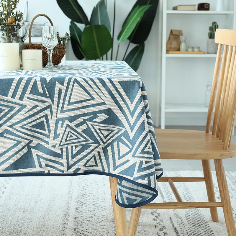 Gewebte Jacquard‑Tischdecke mit geometrischem Dreiecks‑Muster und pflegeleichter Baumwollmischung