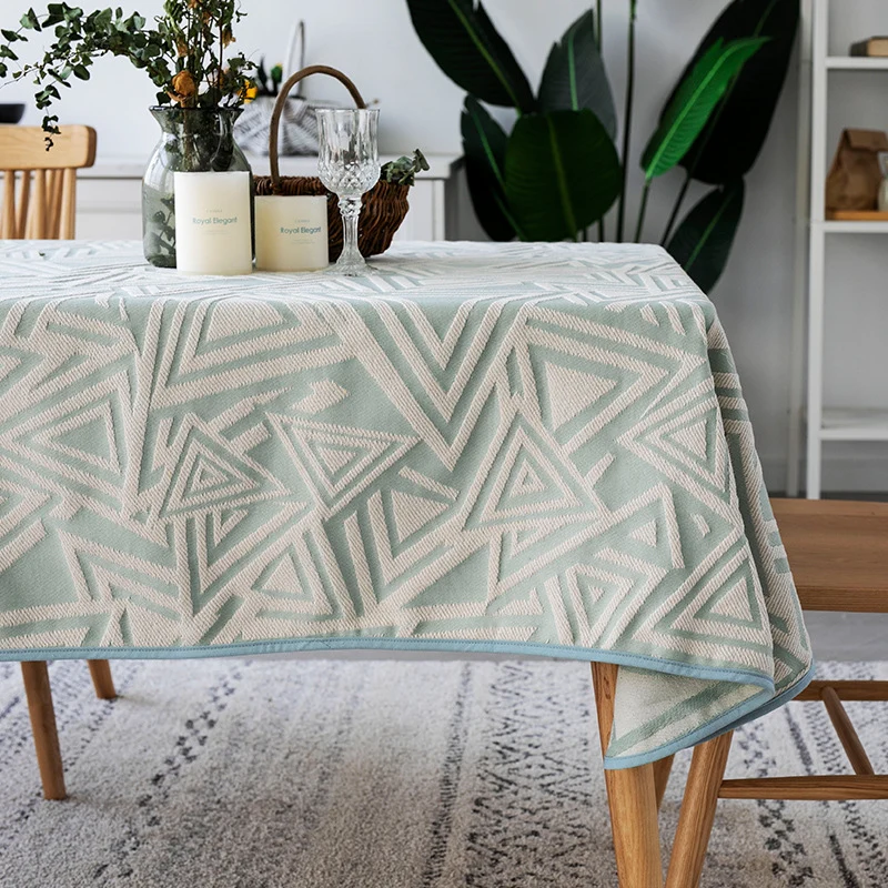 Gewebte Jacquard‑Tischdecke mit geometrischem Dreiecks‑Muster und pflegeleichter Baumwollmischung