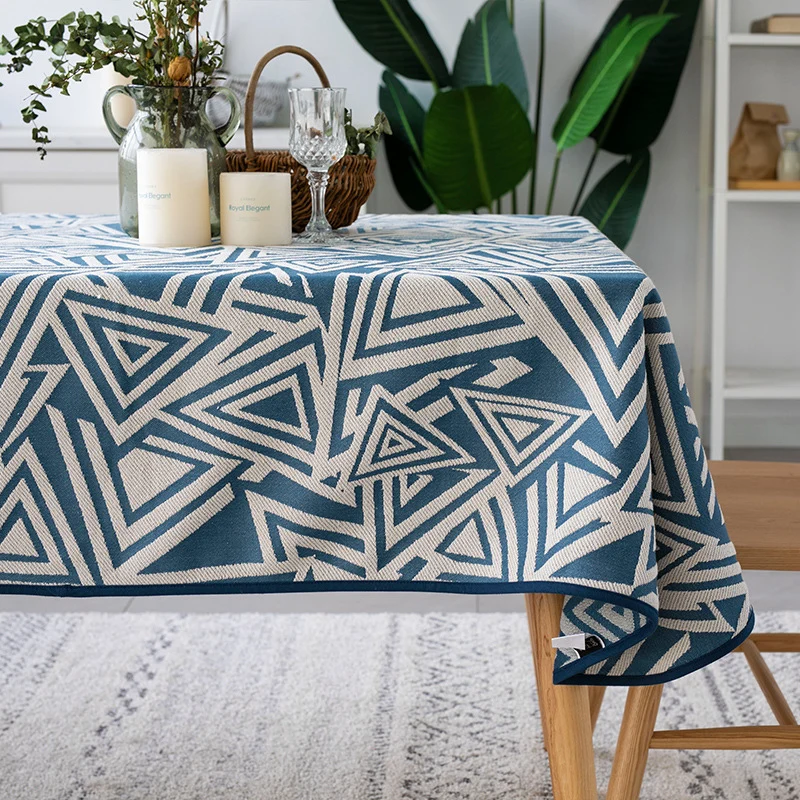 Gewebte Jacquard‑Tischdecke mit geometrischem Dreiecks‑Muster und pflegeleichter Baumwollmischung