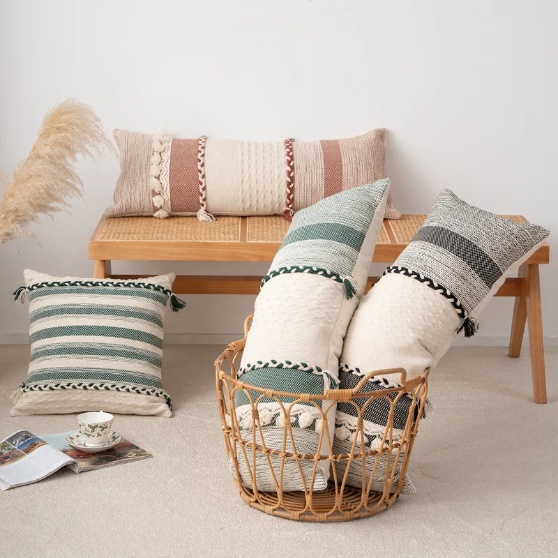 Rechteckiges Boho-Lumbar-Kissen mit geflochtenen Bändern und Quasten