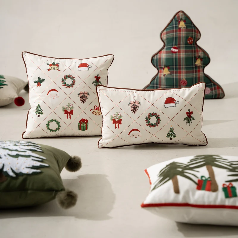 Rechteckiges Baumwoll-Dekokissen mit gestickten Weihnachtsmotiven und Paspel