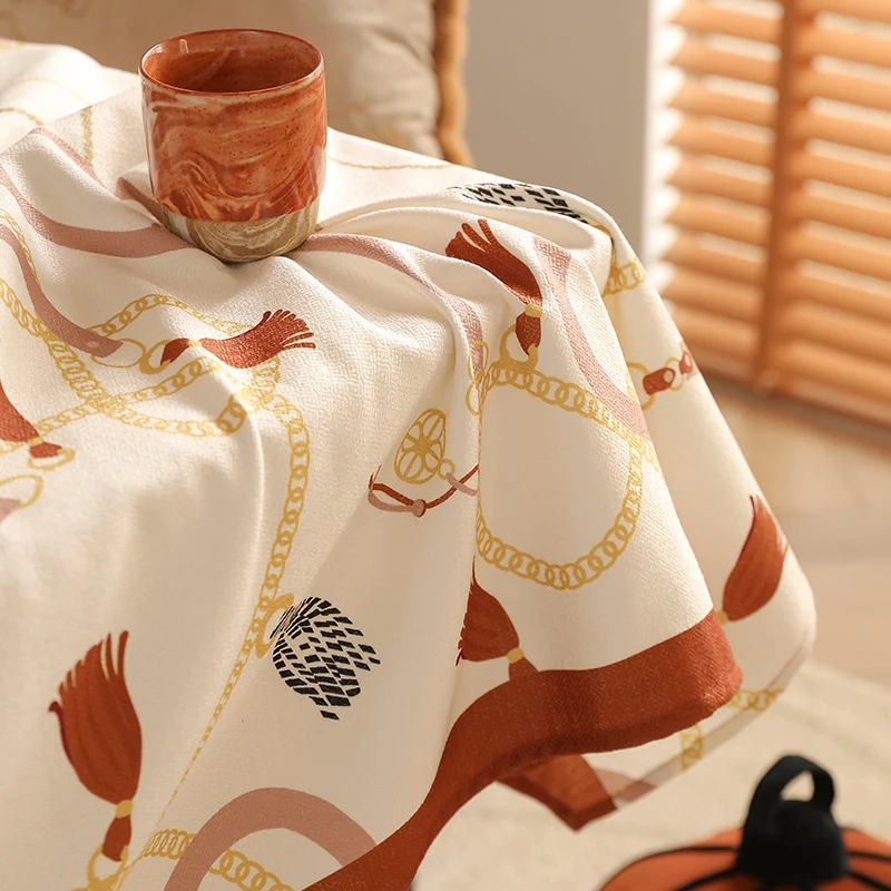 Rechteckige Tischdecke aus pflegeleichtem Polyester‑Mischgewebe mit dekorativem Quasten‑ und Bandmotiv und kontrastierter Saum