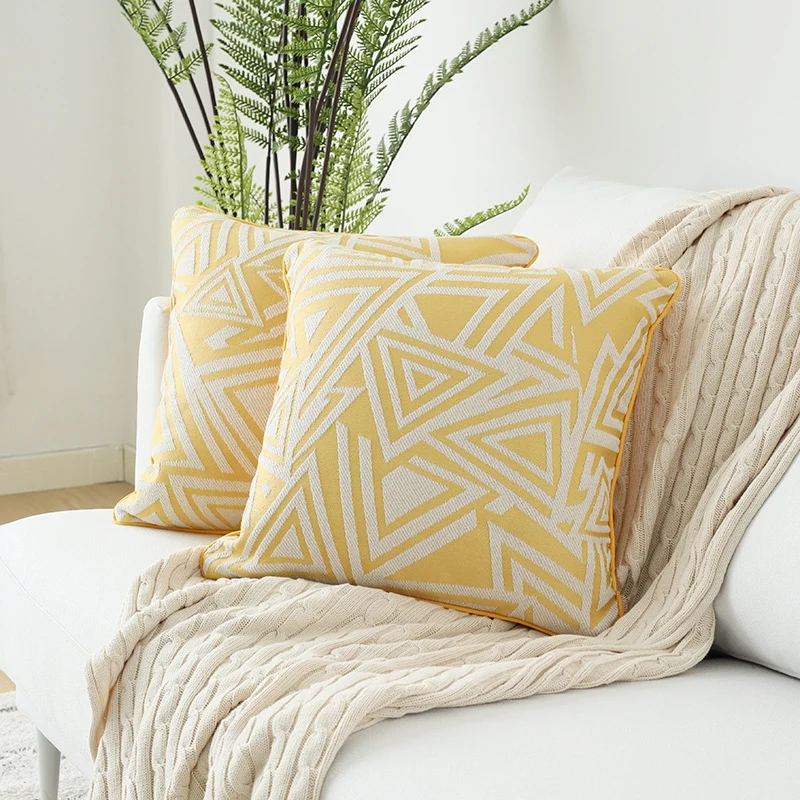Quadratischer Kissenbezug mit doppelseitigem Jacquard‑Dreiecksmotiv und Paspel