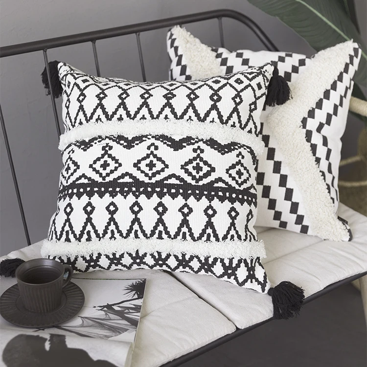 Quadratischer Kissenbezug im Boho-Ethno-Stil mit handtufteten Streifen und Eckquasten