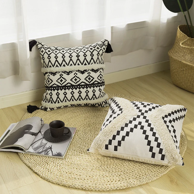 Quadratischer Kissenbezug im Boho-Ethno-Stil mit handtufteten Streifen und Eckquasten