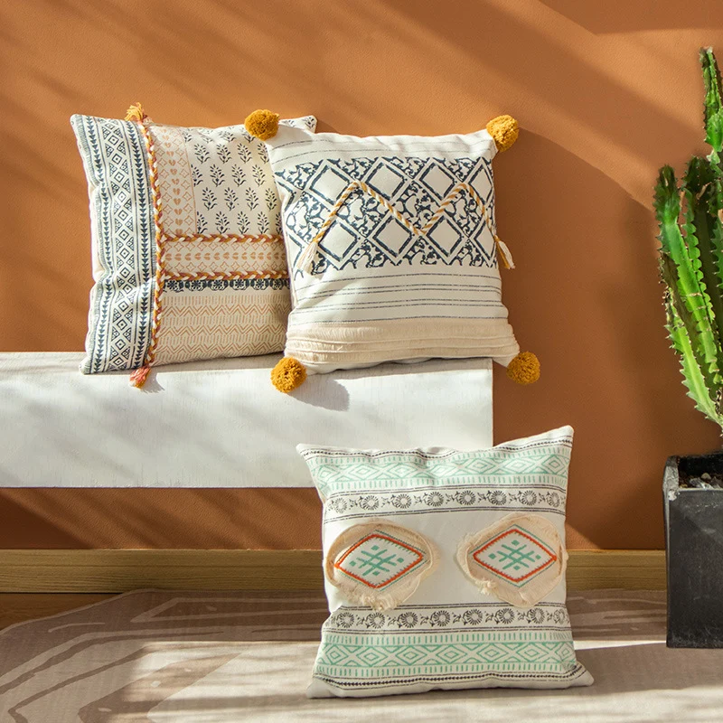 Quadratischer dekorativer Kissenbezug im Boho-Blockprint mit geflochtenen Quasten