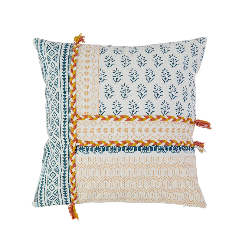 Quadratischer dekorativer Kissenbezug im Boho-Blockprint mit geflochtenen Quasten