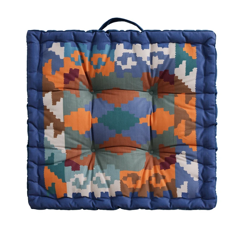 Quadratisches Sitzkissen mit kilim-inspiriertem Muster, gesteppter Polsterung und Traggriff