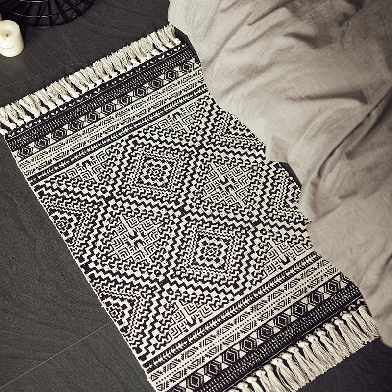 Flachgewebter Baumwollläufer im Boho‑Tribal‑Design mit geometrischen Diamantmotiven und handfransiger Kante