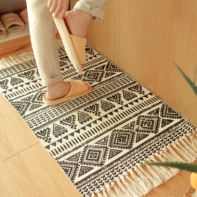 Flachgewebter Baumwollläufer im Boho‑Tribal‑Design mit geometrischen Diamantmotiven und handfransiger Kante