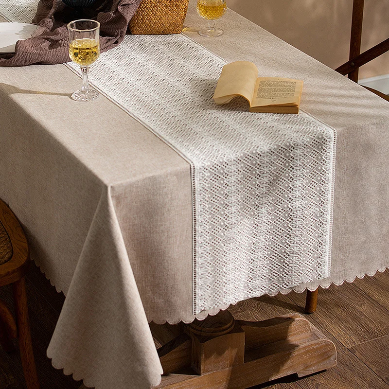 Filigraner Spitzenläufer im Vintage‑Hardanger‑Stil für Esstisch und Sideboard