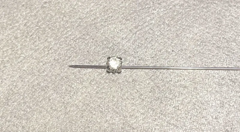 10 acrylic rhinestones to sew on.