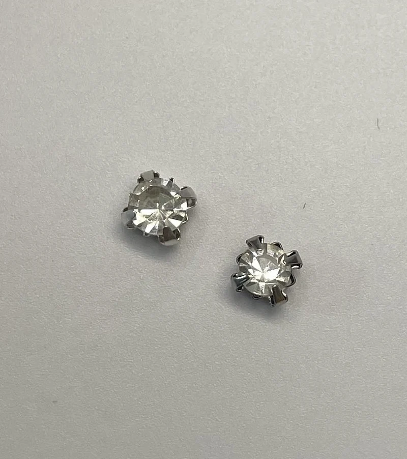 10 acrylic rhinestones to sew on.