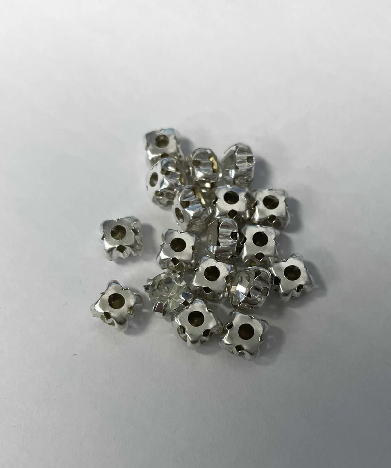 10 acrylic rhinestones to sew on.