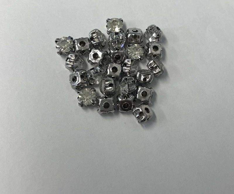 10 acrylic rhinestones to sew on.
