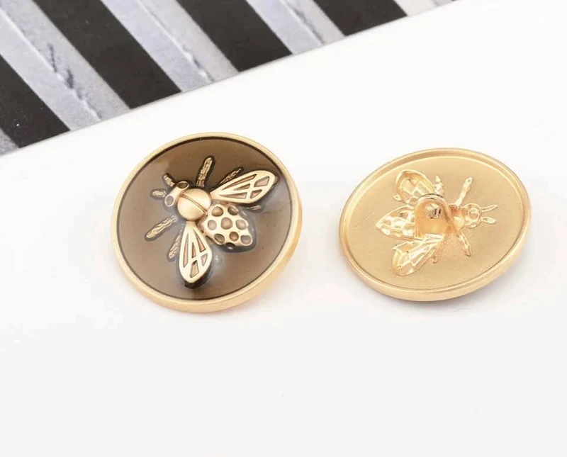 Round metal button with bee 18mm